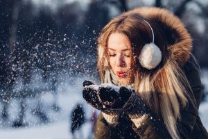Jeune femme dans la neige